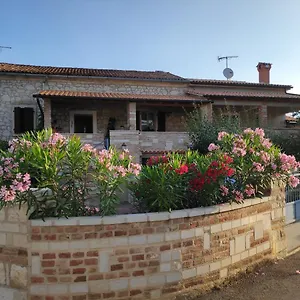 apartmani-memi-100-m-do-plae-apartments-memi-only-100m.in-istria.net/